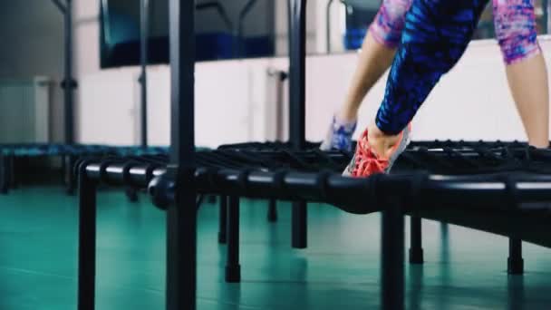 Bacaklar trambolin üzerinde atlama: atlama — Stok video