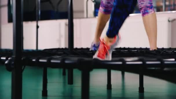 Beine springen auf dem Trampolin: Springen — Stockvideo