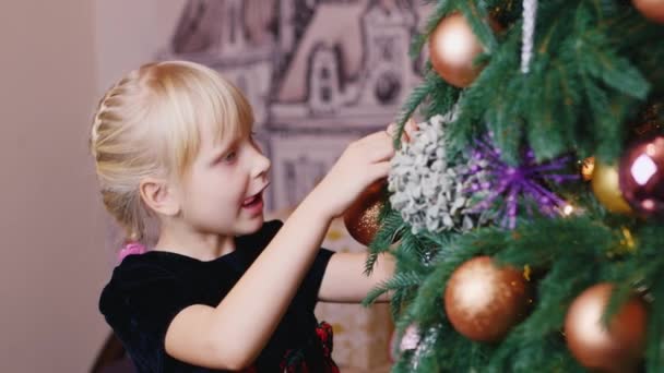 Blonde fille habiller arbre de Noël 