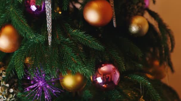 Decoraties op de kerstboom — Stockvideo
