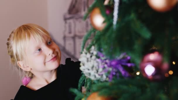 Ragazza bionda decora l'albero di Natale — Video Stock