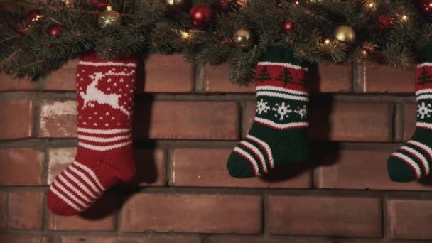 Bunte Socken für Weihnachtsgeschenke — Stockvideo