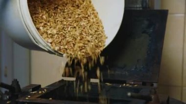Sigara için fırına kova toz yağdı