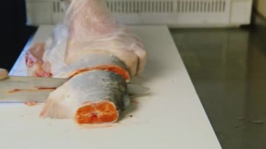 Balık fabrikasında çalışıyorum