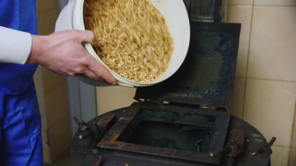 Despeje lascas de madeira no forno — Vídeo de Stock