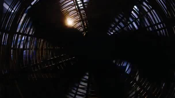 Epische Lichtstrahlen durch die Klinge — Stockvideo