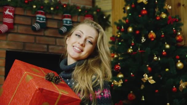 Hermosa mujer con regalos alrededor del árbol de Navidad — Vídeos de Stock