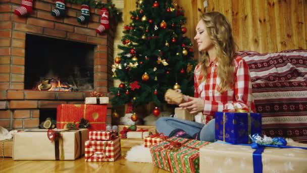 Más regalos de Navidad bajo el árbol — Vídeo de stock