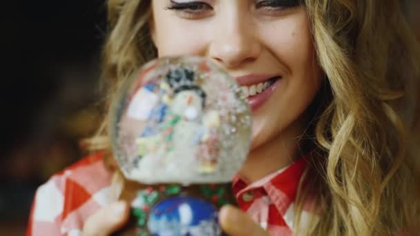 Retrato de uma mulher: que está olhando para o brinquedo de Natal — Vídeo de Stock