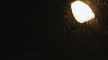 Kış başlar. Akşam şiddetli kar yağışı