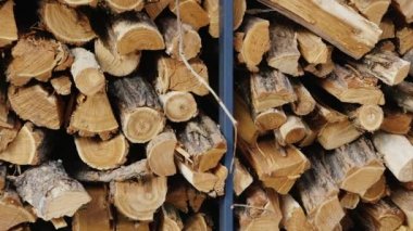 Büyük bir dizi yalan yakacak odun demetleri