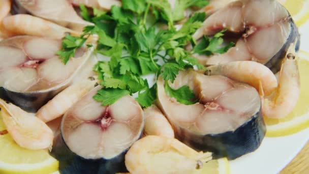 Sliced fish with greens, lemon and shrimps — Stock Video