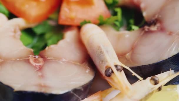 Saftige Fischstücke mit Garnelen und Tomaten — Stockvideo