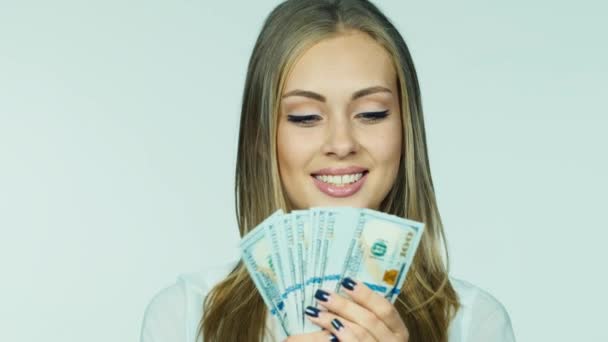 Een aantrekkelijke vrouw met een ventilator van dollar — Stockvideo