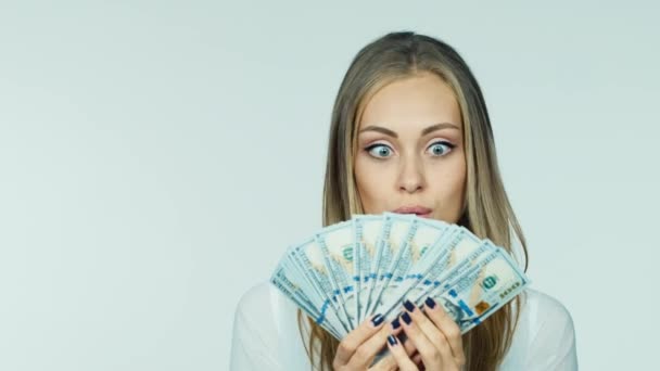 Een aantrekkelijke vrouw met een ventilator van dollar — Stockvideo