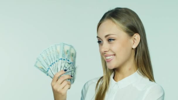 Eine attraktive Frau mit einem Fan von Dollars — Stockvideo