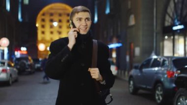 Akşamları yürüyen genç adam şehrin üstünde hareket eden söz,