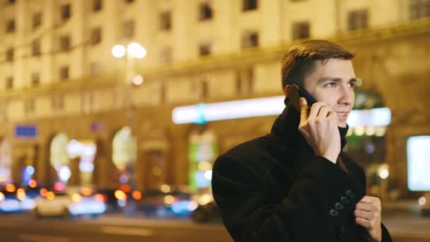 Framgångsrik man talar i en mobiltelefon — Stockvideo