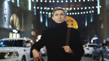 Adam Sms mesajı alır