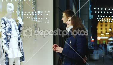 Genç bir kadın ve bir adam büyük bir vitrin olarak kabul