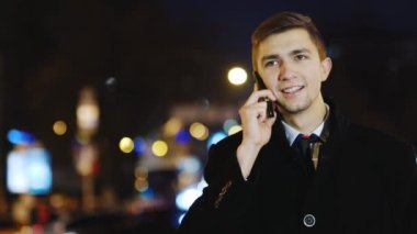 Trafik yanında duran ve cep telefonundan, atış steadycam konuşmak mutlu adam