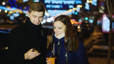 Genç adam ve kadın bir akşam sokakta söz bakmak vasıl belgili tanımlık telefon perde