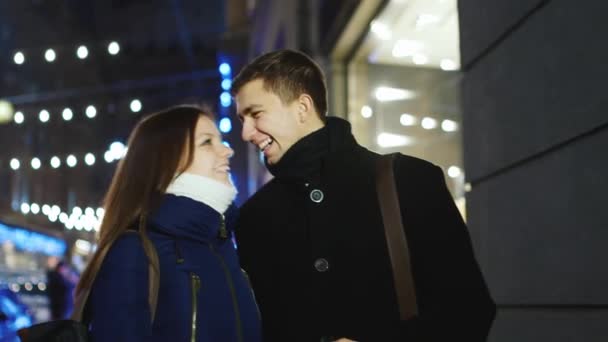 Pareja joven enamorada caminando por la ciudad nocturna — Vídeo de stock