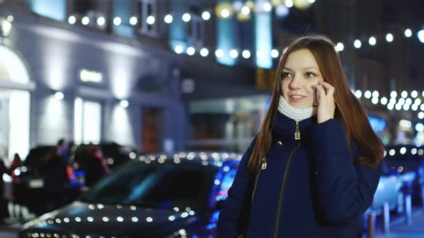 Los amantes se encuentran en la calle una ciudad nocturna — Vídeos de Stock