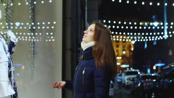 Hermosa mujer joven mirando un gran escaparate — Vídeos de Stock