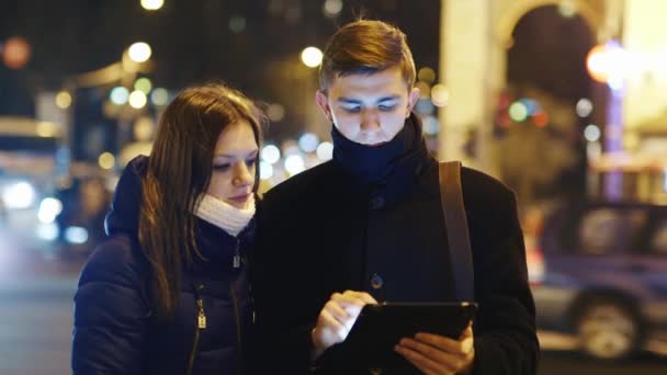 Casal jovem procurando mapa da cidade no tablet — Vídeo de Stock