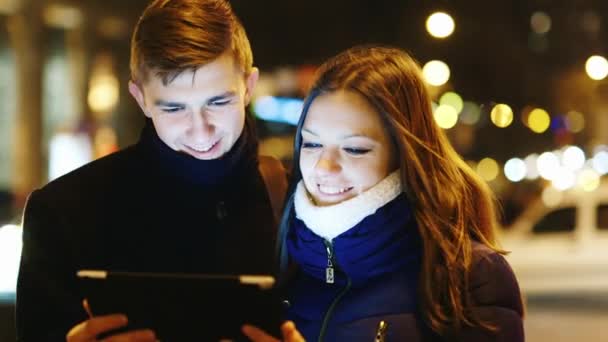 Jeune couple à la recherche d'informations à l'aide tablette — Video