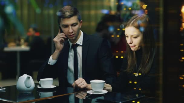 Geschäftsanruf bei einem romantischen Date mit einer Frau — Stockvideo