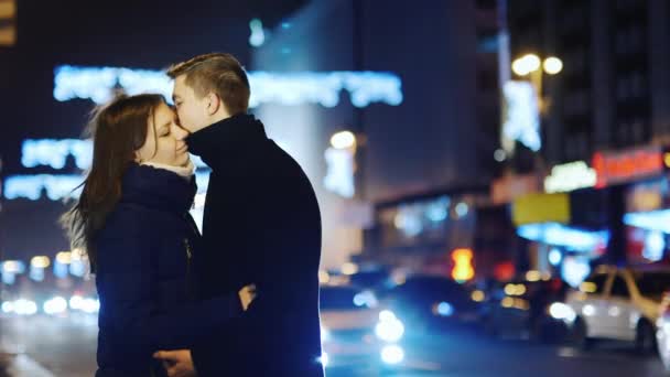 Verliebtes Paar vor dem Hintergrund des Nachtverkehrs — Stockvideo