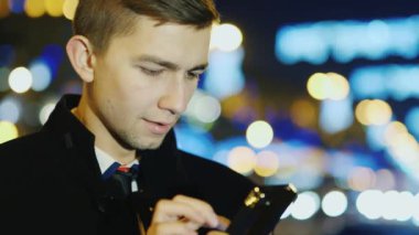 Gece şehirde bir cep telefonu olan genç bir adam