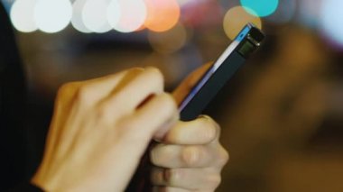 Cep telefonunuzdaki metin yazarak eller