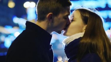 Genç çift gece şehrin arka plan üzerinde öpüşme