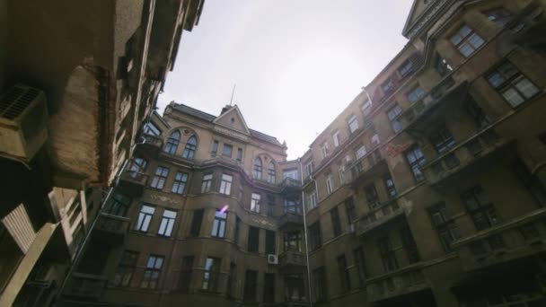 Oude gebouwen, typische binnenplaats van de Stalinperiode — Stockvideo