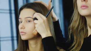 Genç kadın makyaj kız arkadaşı.