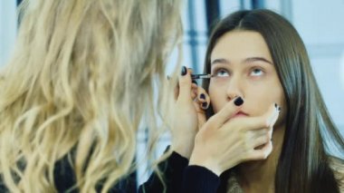 Genç bir kız makyaj göz çevresi uygulamak