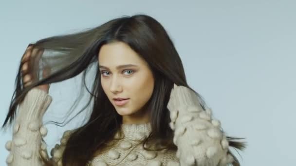 Porträtt av en vacker flicka på en vit bakgrund — Stockvideo
