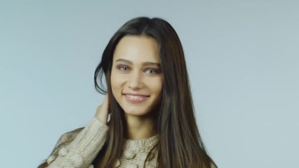 Молода жінка погладжує її красиве волосся — стокове відео