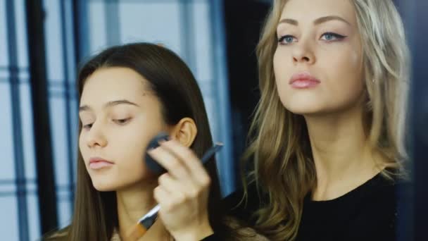 Jonge make-up artiest op het werk — Stockvideo