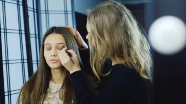 Muchacha atractiva aplicado maquillaje lápiz — Vídeos de Stock