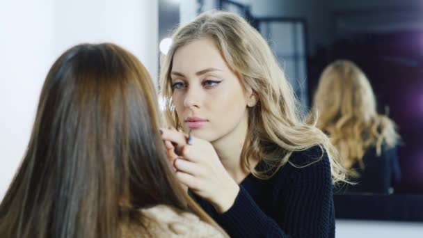 Makeup artist at work in the studio — Stock Video