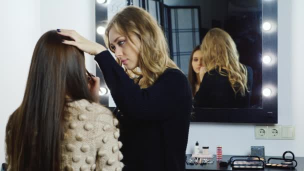 Vacker flicka makeup tillämpas — Stockvideo