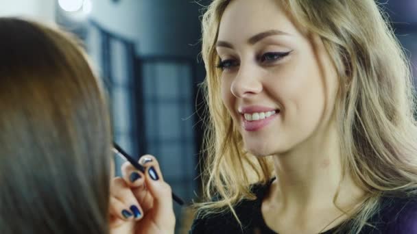 Retrato de una atractiva artista de maquillaje femenina en el trabajo — Vídeos de Stock
