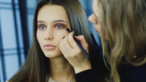 Hermosa mujer joven aplicar maquillaje — Vídeos de Stock