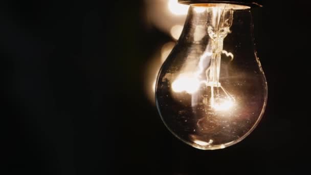 S'allume doucement puis éteint l'ampoule 