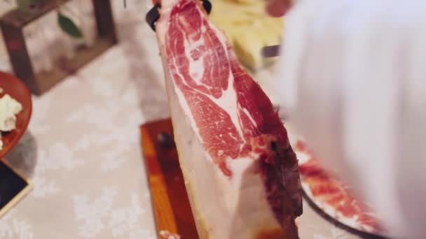 Tagliare il prosciutto a pezzettini — Video Stock