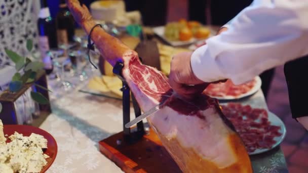 Trancher les tranches de jambon sur un banquet — Video